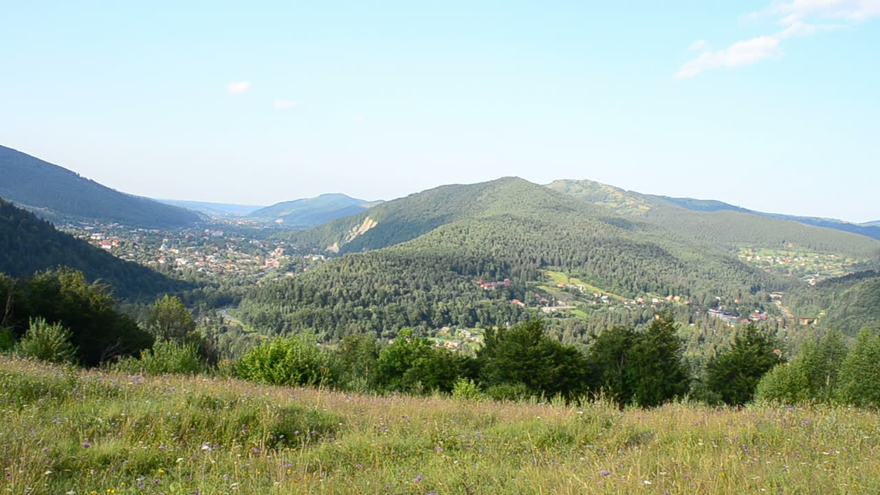 Hus i fjellheimen. Fjell og skog.