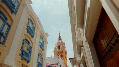 Blick-Auf-Die-Straße-Der-Kathedrale-Der-Heiligen-Katharina-Von-Alexandria-In-Der-Altstadt-Von-Cartagena-De-Las-Indias,-Kolumbien