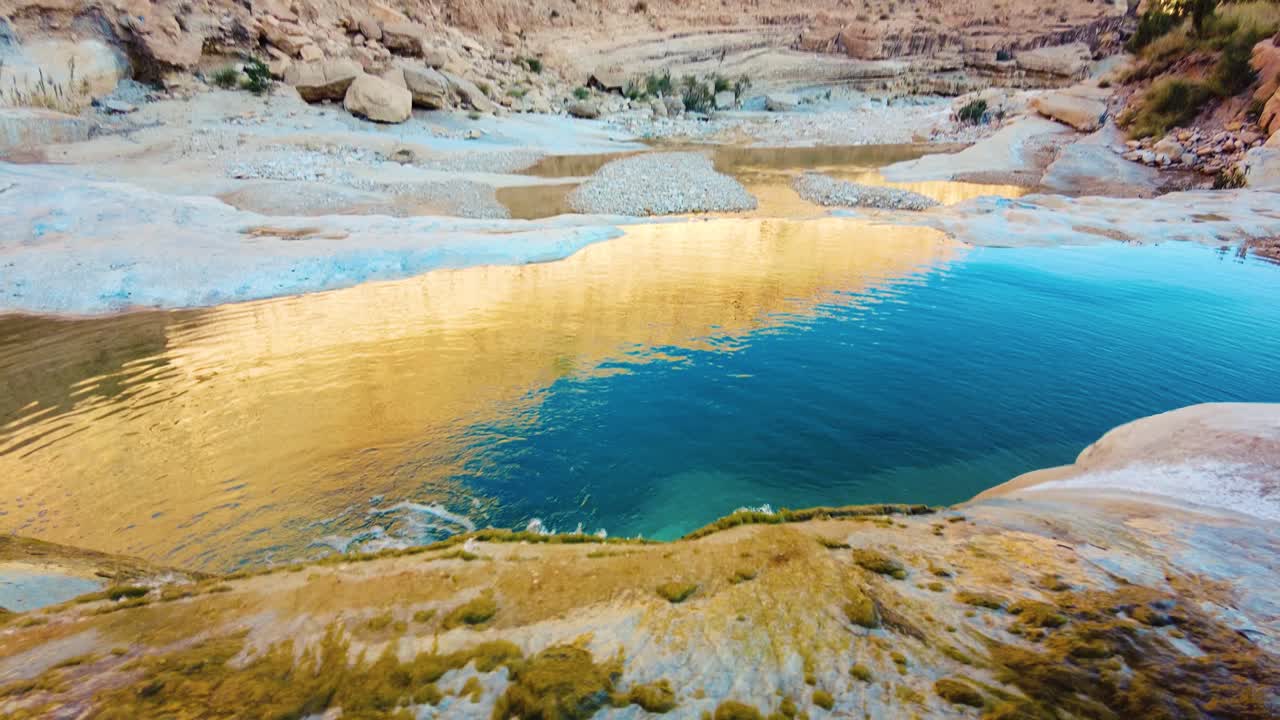 사하라 사막 한가운데에 있는 강 알제리 비스크라