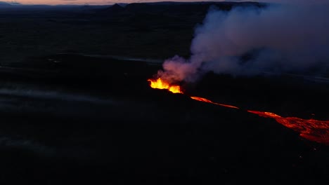 erupción de un volcán de lava caliente en la península de reykjanes por la noche, islandia