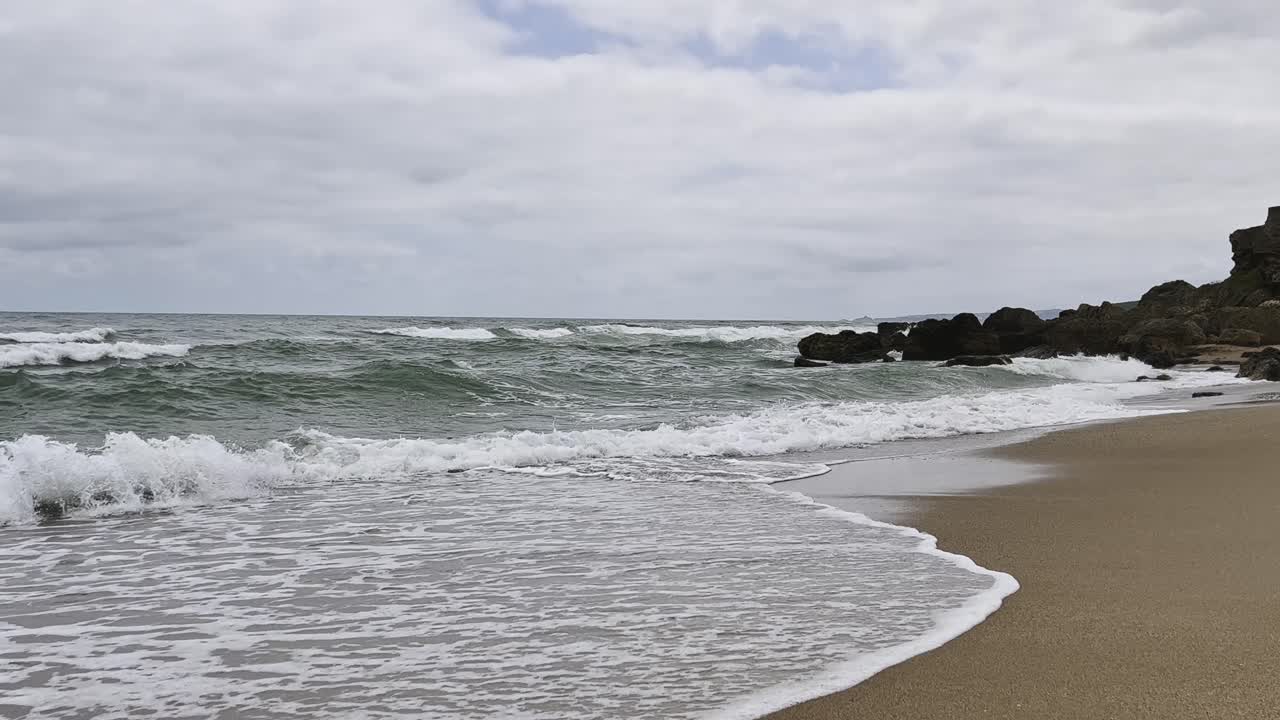 olas del océano, vista de las olas rompiendo en el arrecife
