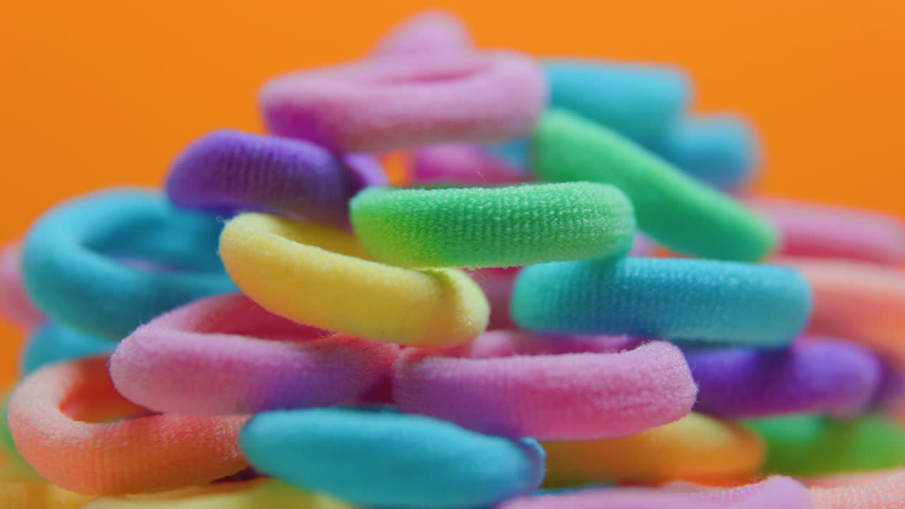 고무 밴드의 슈퍼 매크로 매우 다채로운 이미지를 클로즈업