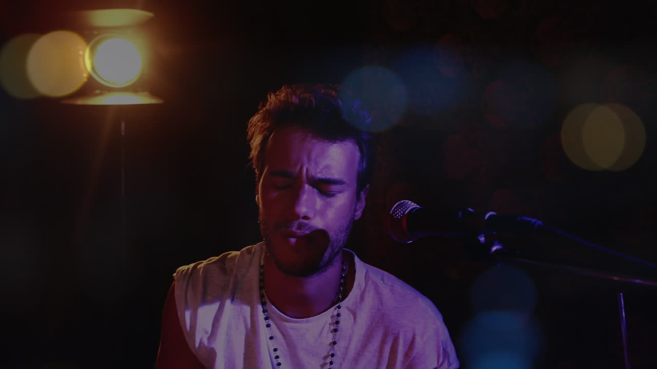 animación del tráfico rodado borroso sobre un músico caucásico que toca la percusión