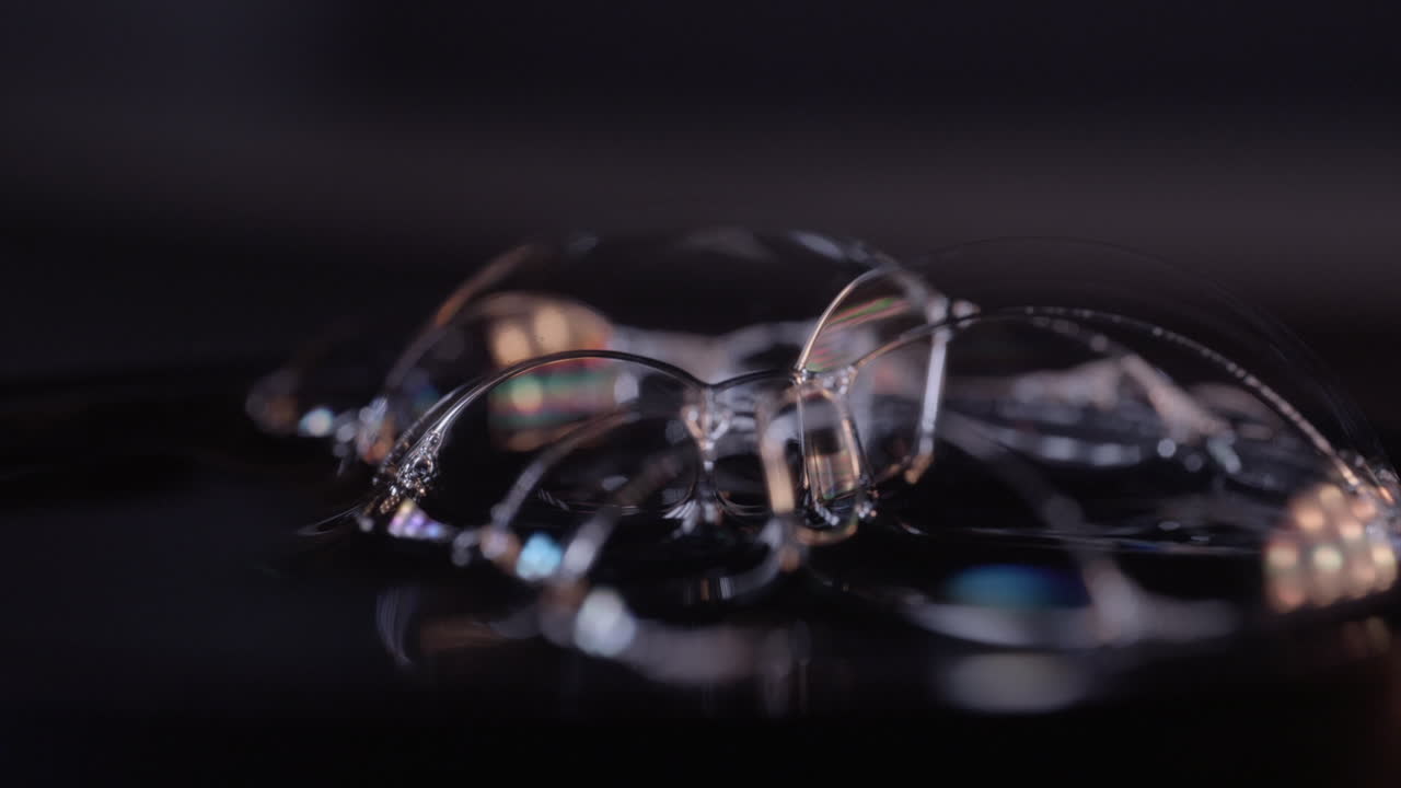 Nærbillede af sæbebobler på våd overflade med transparent og bevægelig tekstur - makro