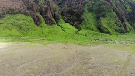 Enfoques-Aéreos-Pendiente-De-Ceniza-Verde-Brillante-Dentro-De-La-Caldera-Del-Volcán,-Moto