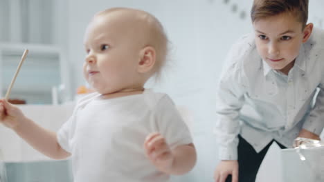 Lindo-Bebé-Jugando-Oropel-En-La-Sala-De-Estar.-Primer-Plano-Niño-Pequeño-Serio.