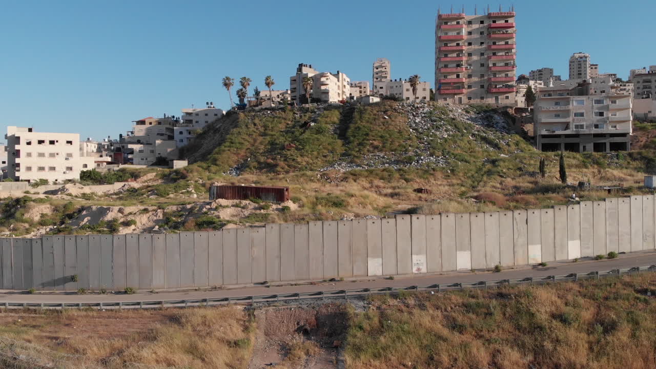 Flight close to security fence in Jerusalem