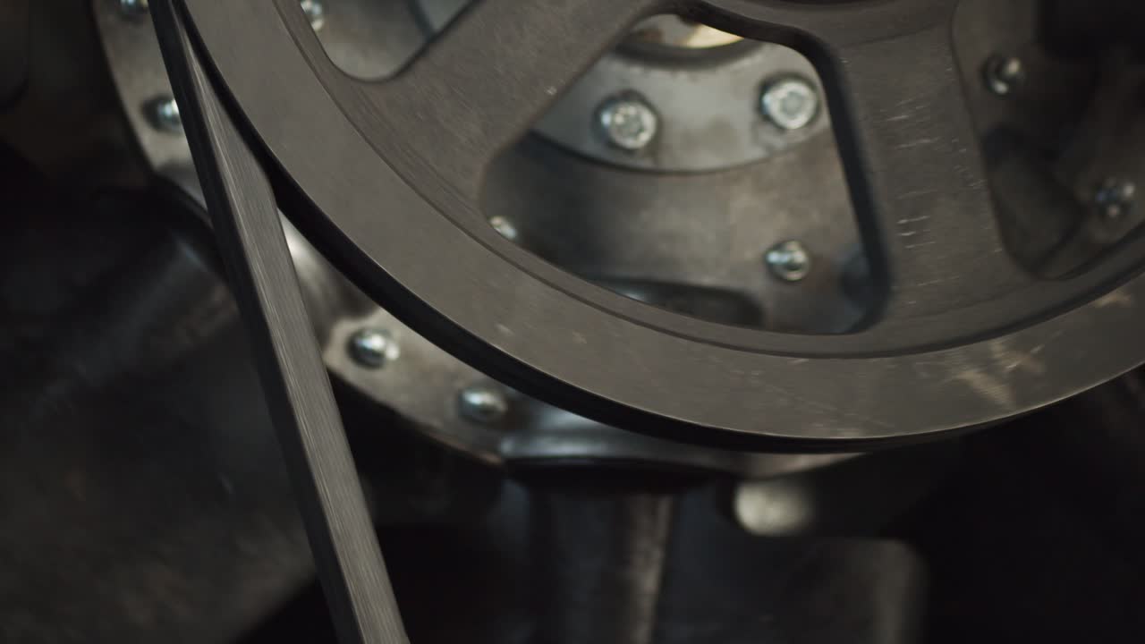 sistema de ventilador de refrigeración giratorio de correa y polea en fábrica, de cerca