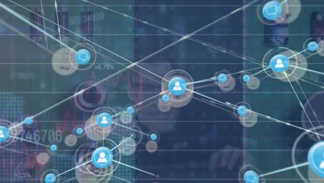 animación del procesamiento de datos a través de una placa de computación y un hacker caucásico.