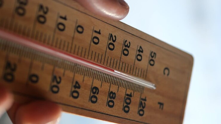 Un termometro che mostra la temperatura in Celsius e Fahrenheit