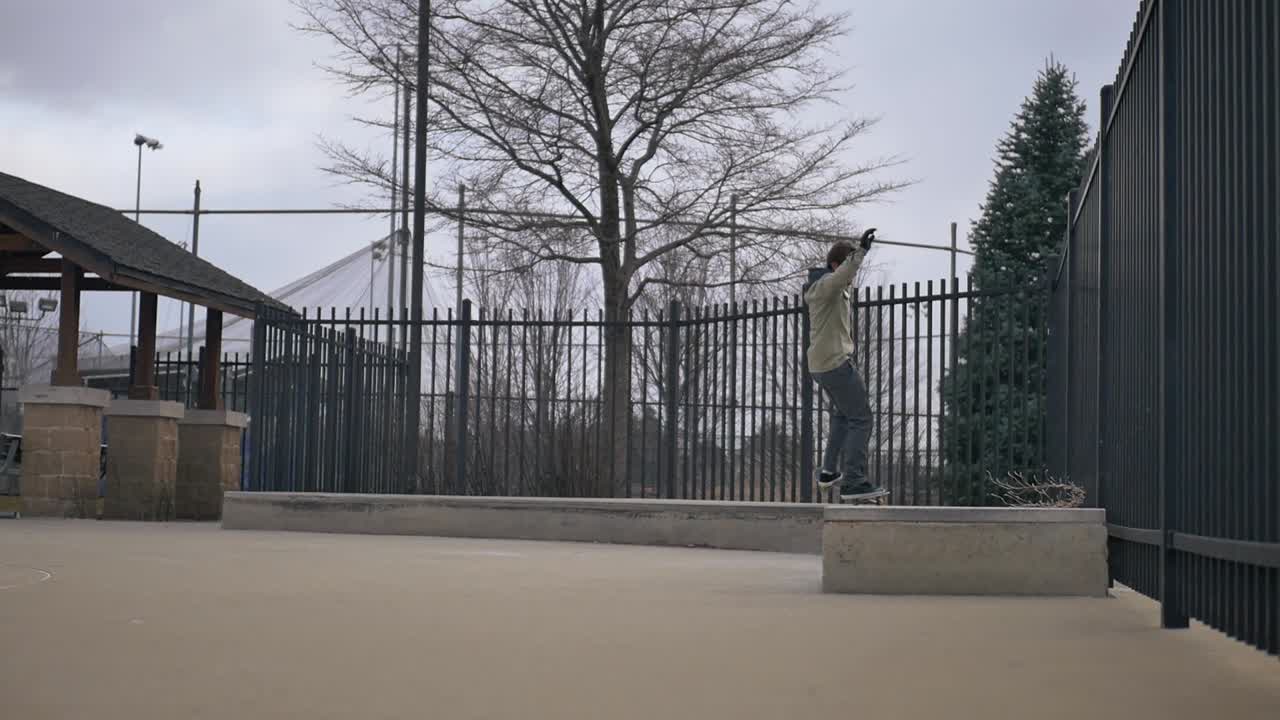 longie su uno skateboard