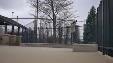 Langer-Wheelie-Auf-Einem-Skateboard