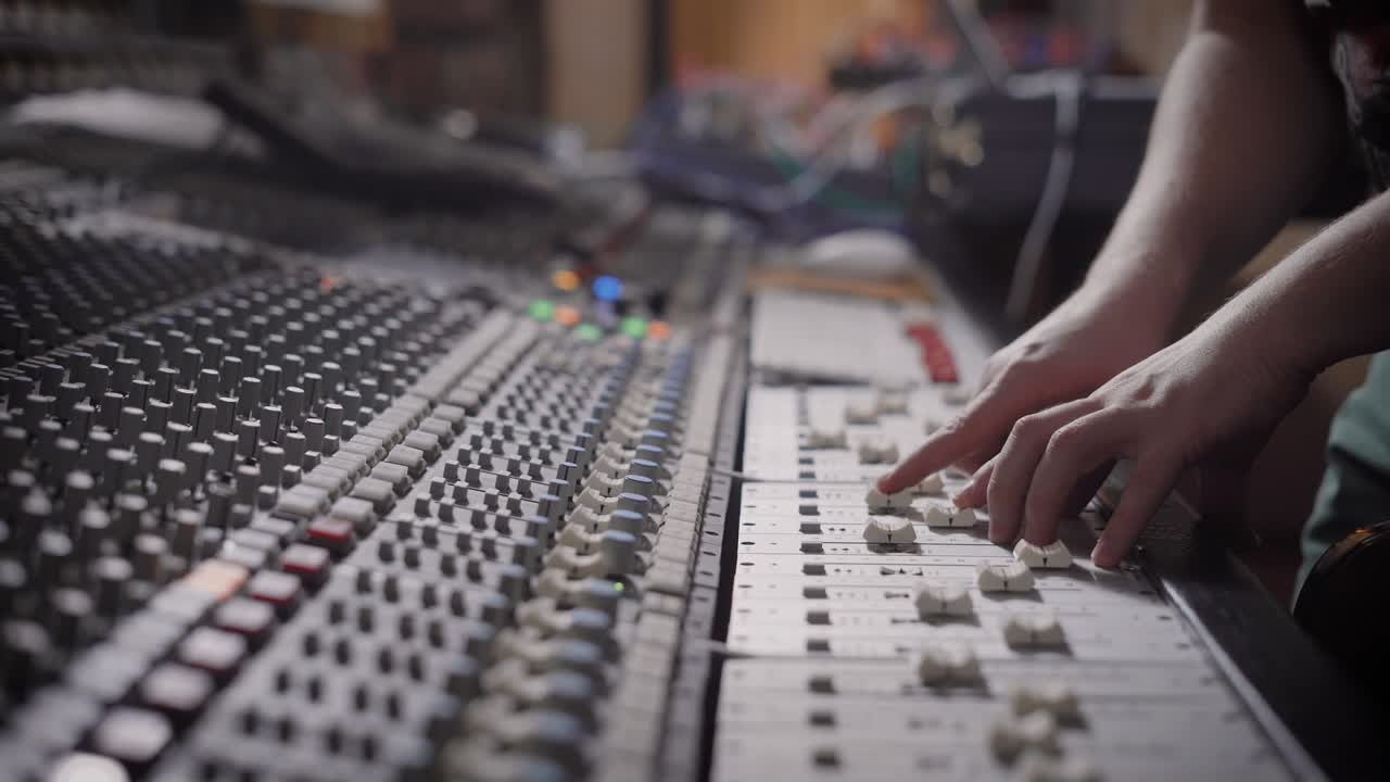 fotografía de cerca de las manos del hombre, que escribe música en el estudio de grabación, la persona hace clic en las teclas del mezclador moderno