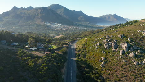 Scenic-Highway-In-Llandudno-Bei-Sonnenaufgang-Mit-Hout-Bay-Im-Hintergrund-In-Western-Cape,-Südafrika