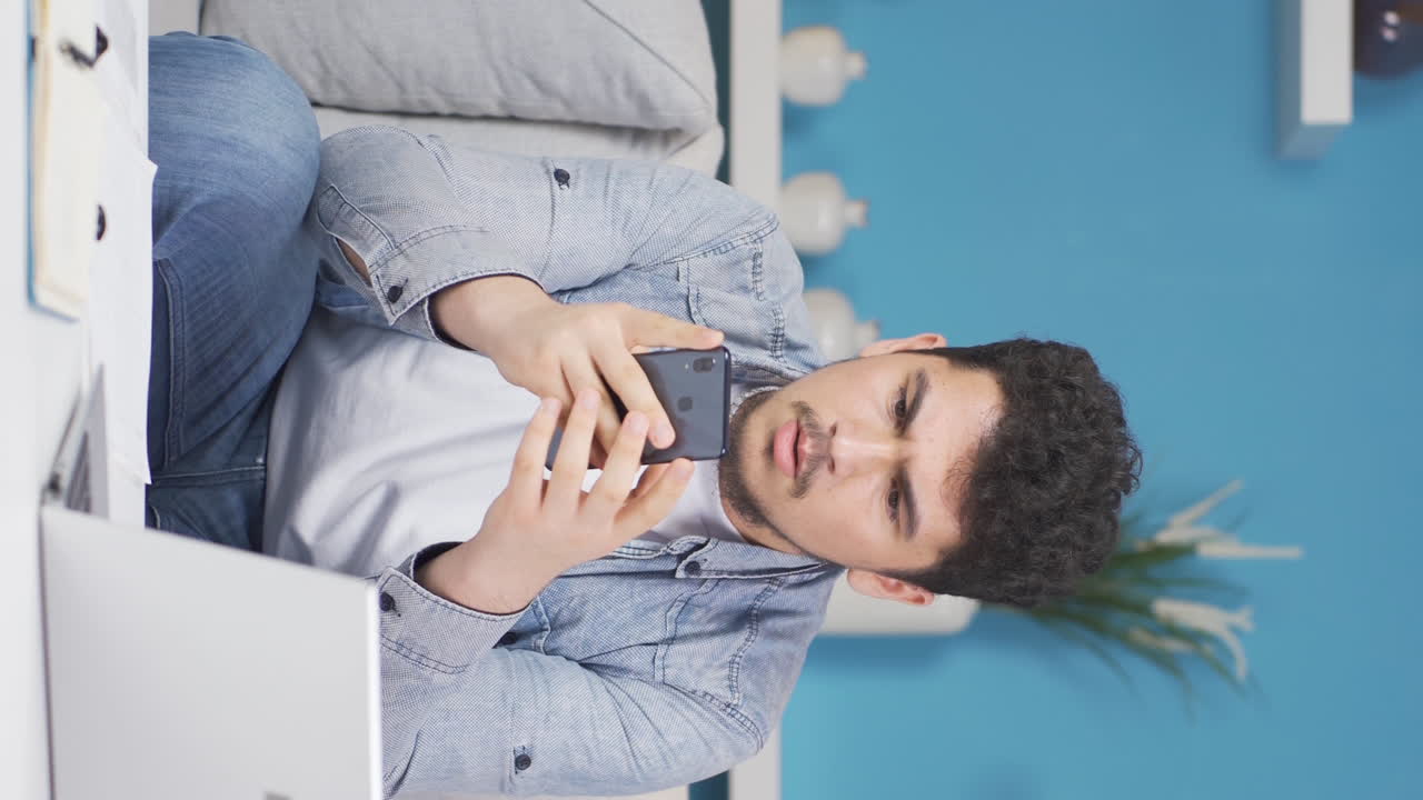 el video vertical del hombre discutiendo en el mensaje está enojado.