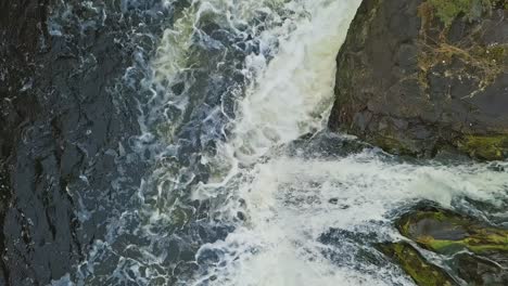 Voller-Wasserstrahl-Mit-Schaum-Und-Steinen