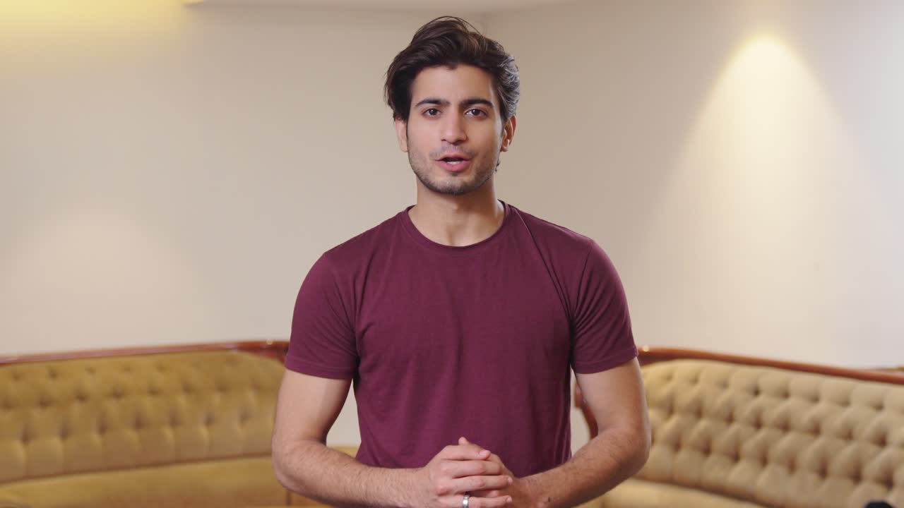 influenciador indio grabando un video para su canal