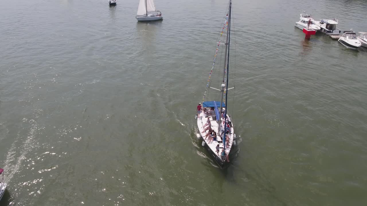 regata de vela en un río
