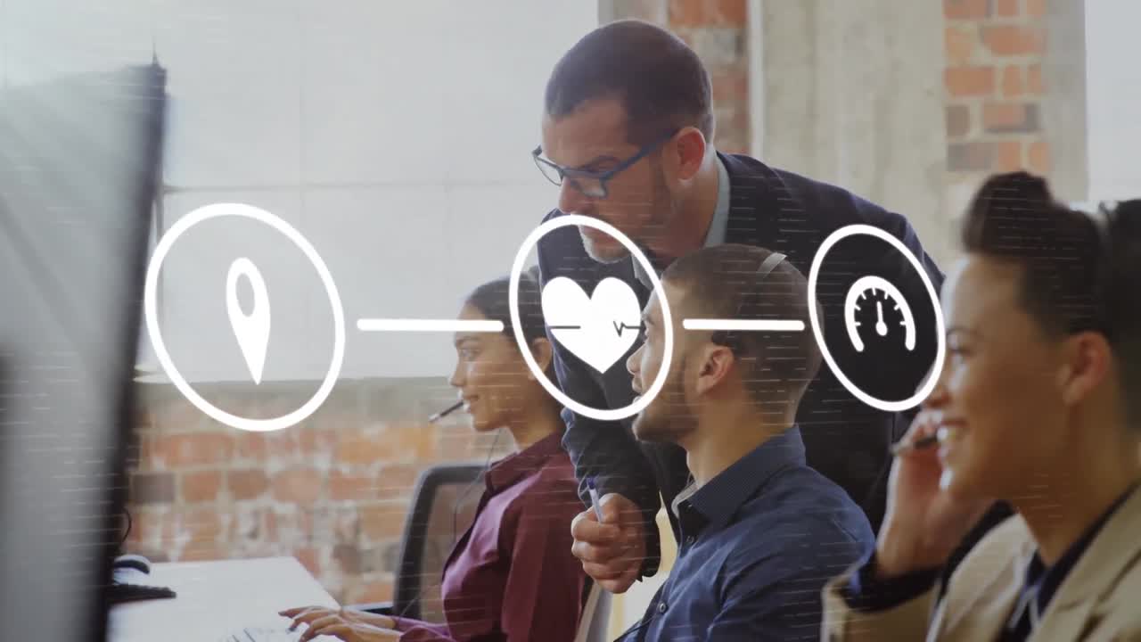 animación de tres iconos de medios blancos conectados y un pesebre con felices colegas de trabajo en auriculares