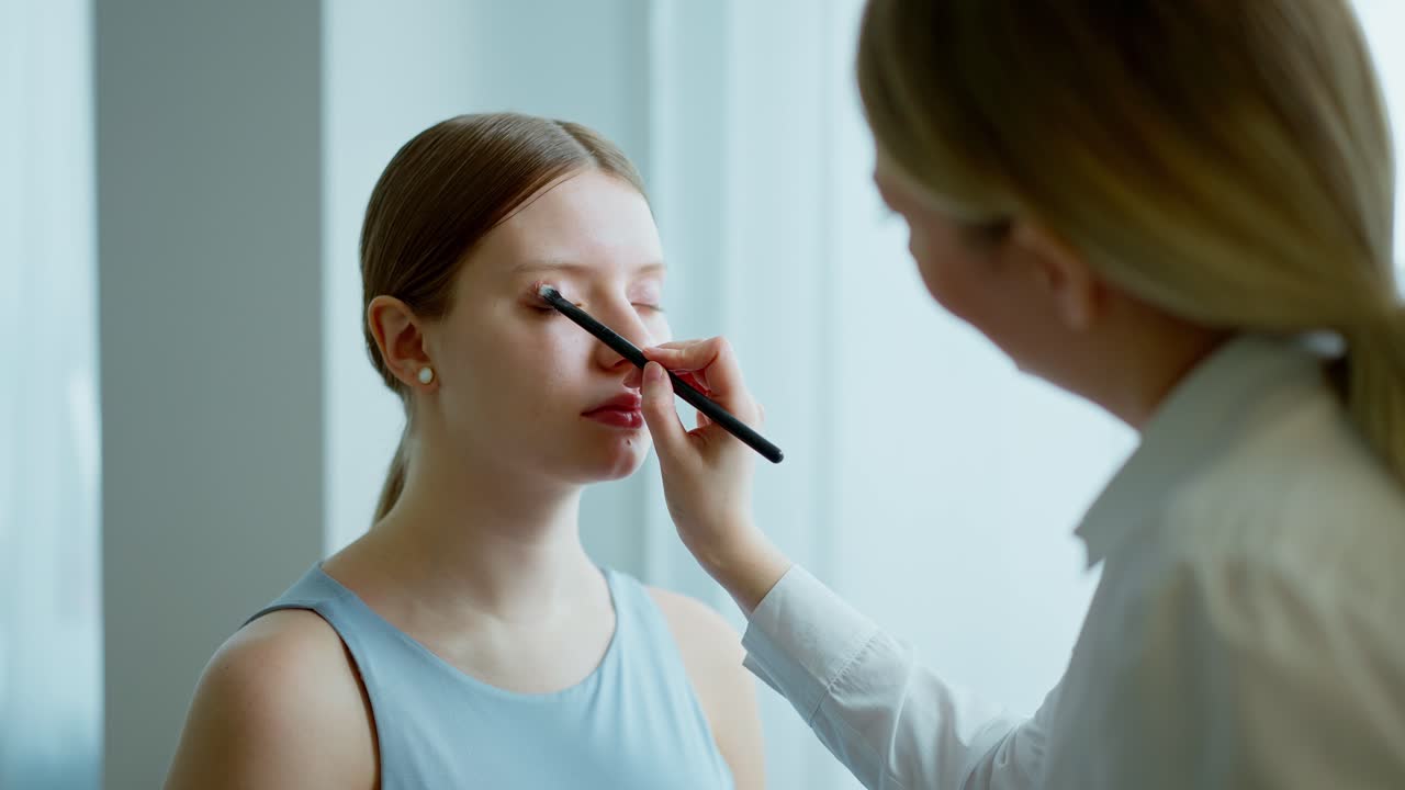 눈 메이크업 을 하는 메이크업 아티스트