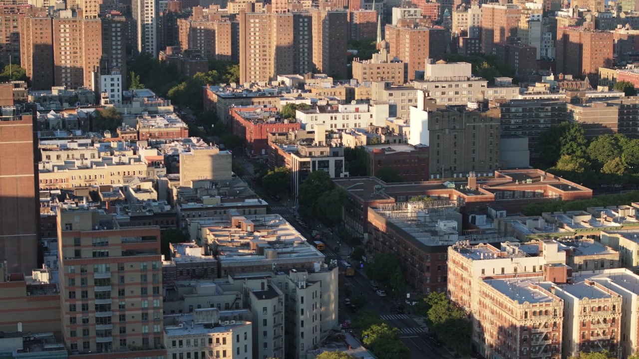 Vista aérea de Harlem en una mañana de verano. Grabado en la ciudad de Nueva York en 4k