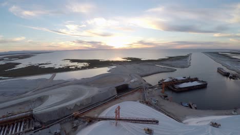panorámica aérea completa de los salares por evaporación solar en guerrero negro, laguna ojo de liebre, reserva de la biosfera del vizcaino, baja california sur