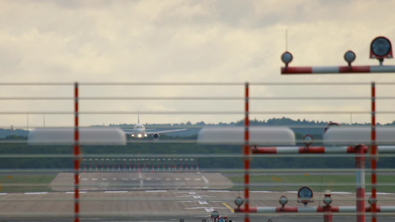 착륙을 위해 접근하는 비행기