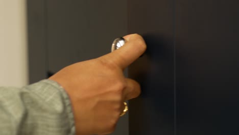 mano alcanzando un mango de la puerta
