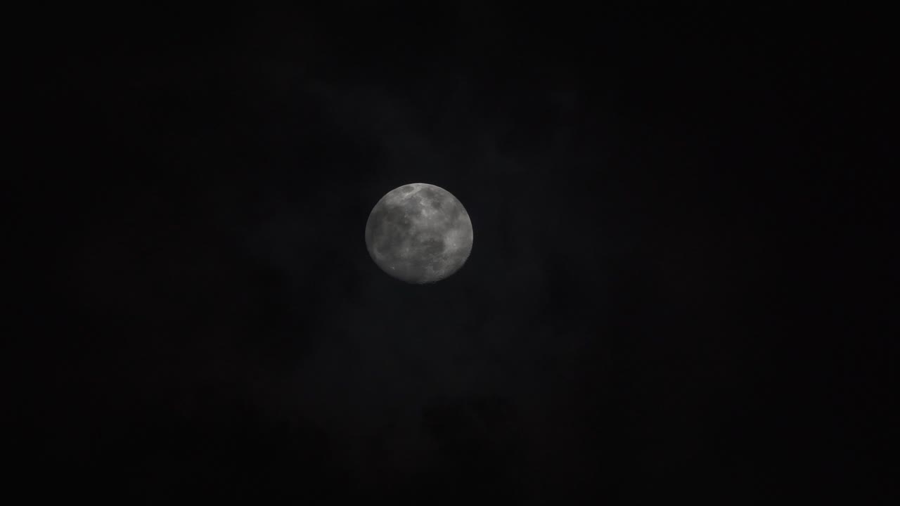 Lua cheia desaparecendo nas nuvens.