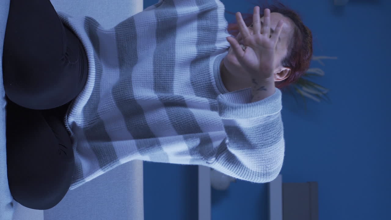 미친 여자의 수직 비디오. 정신병자.