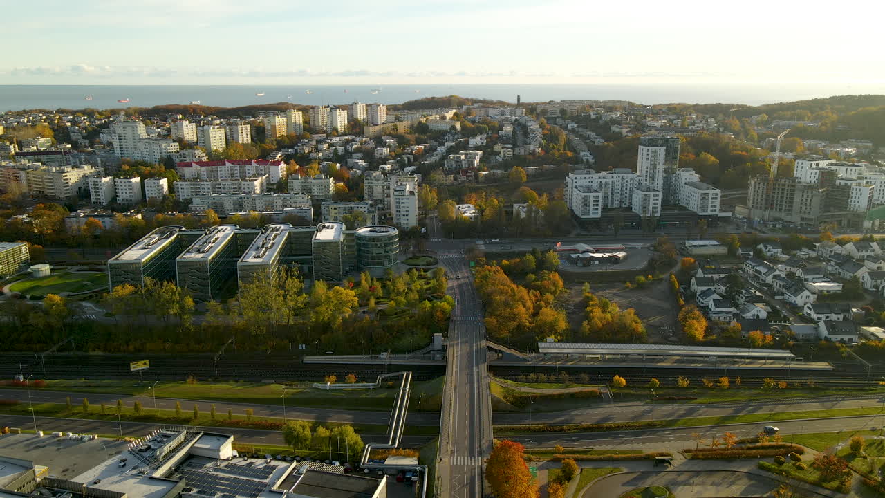 Panoraamanäkymä Gdynian kaupungin teillä ajavista ajoneuvoista aamunkoitteessa Puolassa