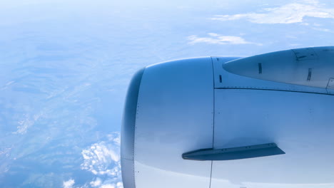 Vista-Panorámica-Desde-La-Ventana-De-Un-Avión-Con-El-Ala-Cortando-Un-Cielo-Adornado-Con-Nubes-Esponjosas