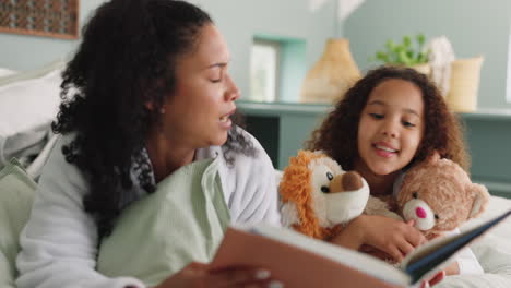 familia, niña y madre leyendo un libro en el dormitorio