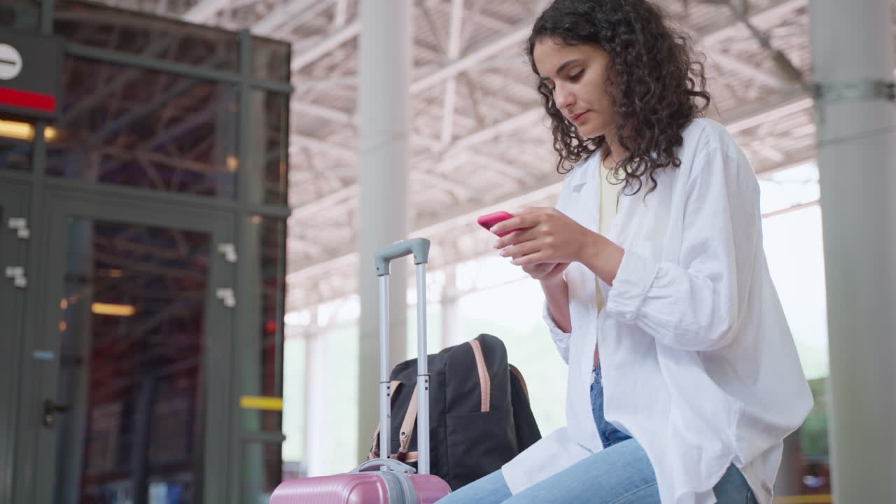 mujer esperando en un centro de transporte