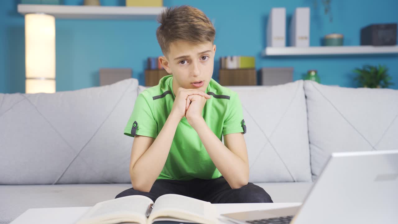 un adolescente pensativo y ansioso.