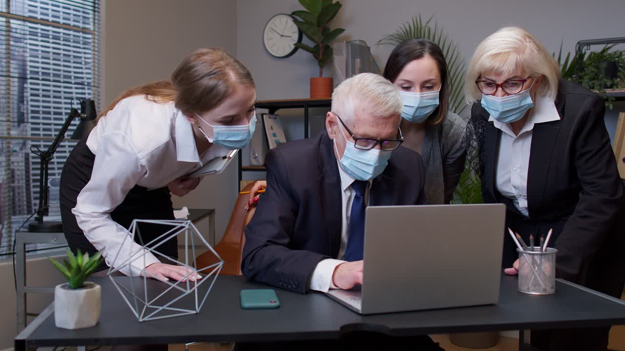 деловая встреча в офисе с масками для лица