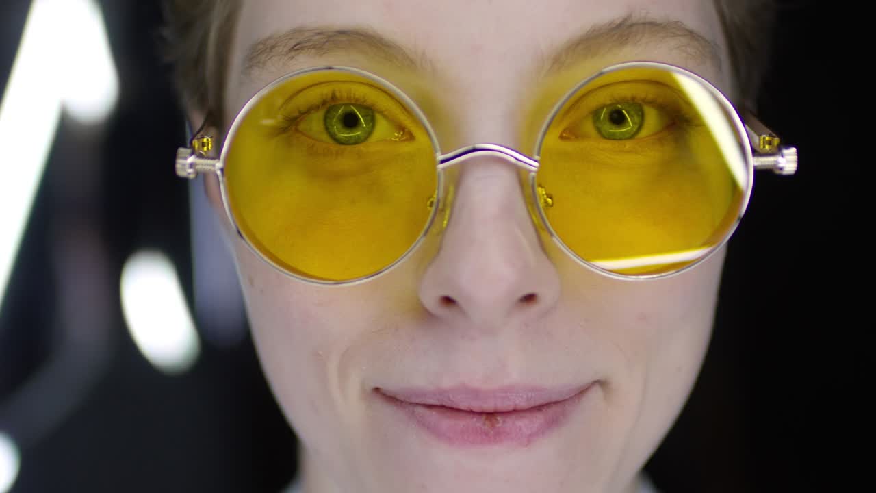 una chica con gafas de sol futuristas.