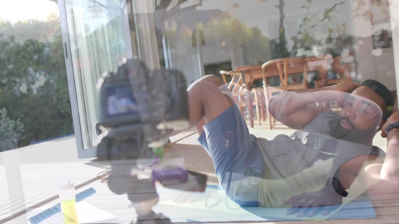 아프리카계 미국인 남성의 피트니스 트레이닝  ⁇ 빛 집에서 운동하고 휴식을 취하는, 슬로우 모션