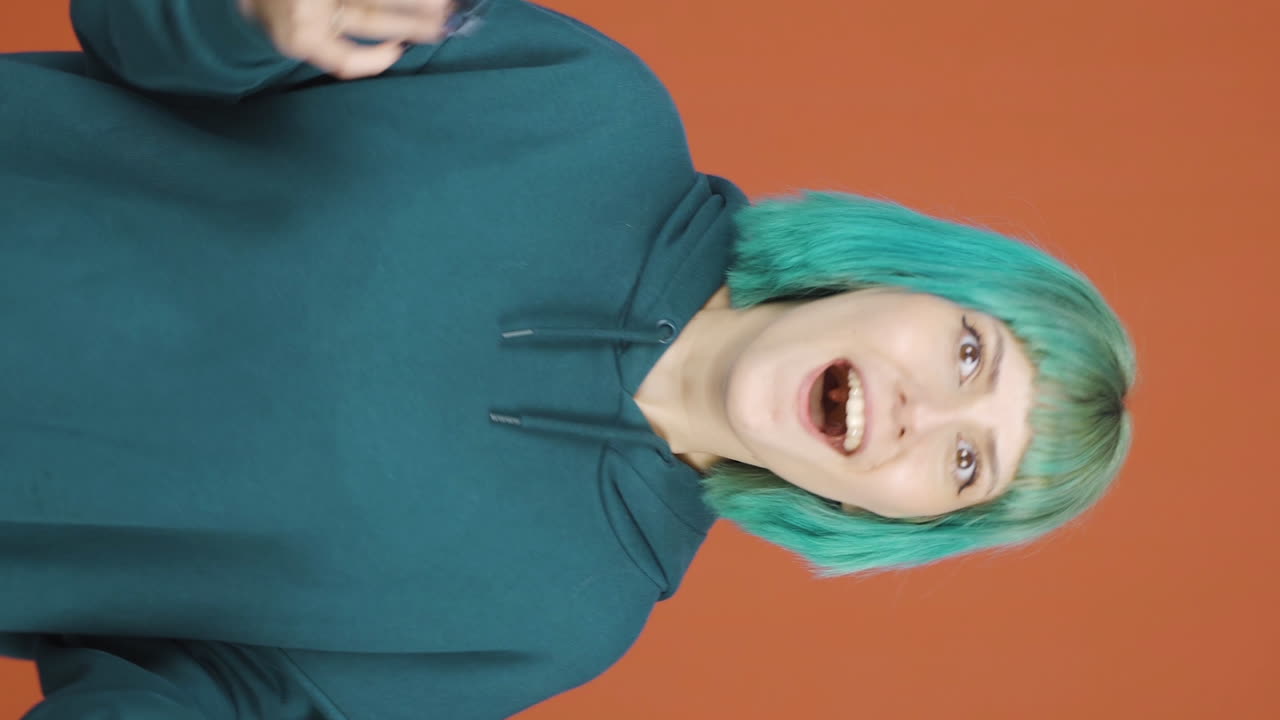 video vertical de una joven pensativa hacia la cámara viene con una idea.