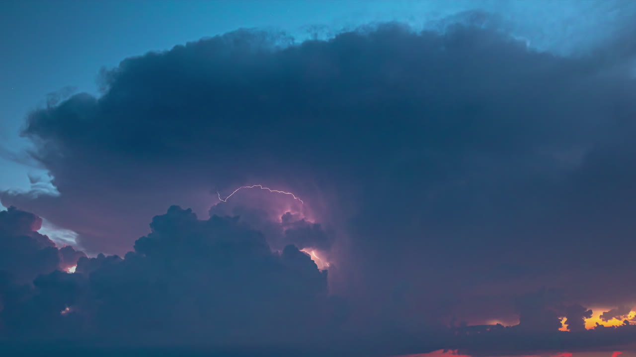 cielo nocturno nubes cumulonimbus y tormenta de relámpagos movimiento del lapso de tiempo
