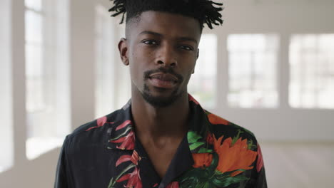 Retrato-En-Cámara-Lenta-De-Un-Hombre-Afroamericano-Relajado-Que-Parece-Pensativo-Y-Serio-Usando-Camisa-Hawaiana-En-Un-Nuevo-Apartamento