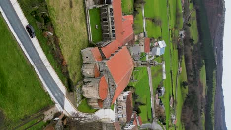 Vertikale-Umlaufbahn-Um-Das-Kloster-Santa-Maria-De-Xunqueira-Und-Den-Historischen-Innenhof