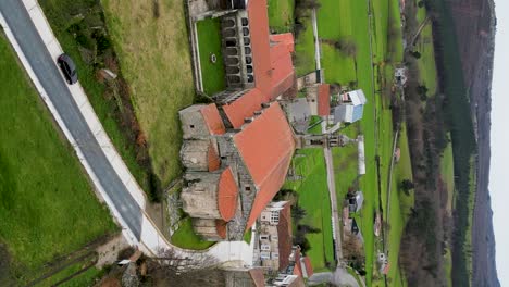 órbita vertical alrededor del monasterio de santa maría de xunqueira y el patio histórico