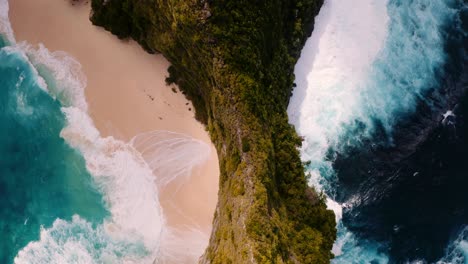 Blick-Von-Oben-Auf-Klippen-Und-Wellen,-Die-Am-Strand-Von-Kelingking,-Nusa-Penida,-Brechen