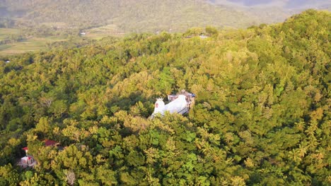 vista aérea de la iglesia de pollo "gereja ayam" en el medio de la colina menoreh
