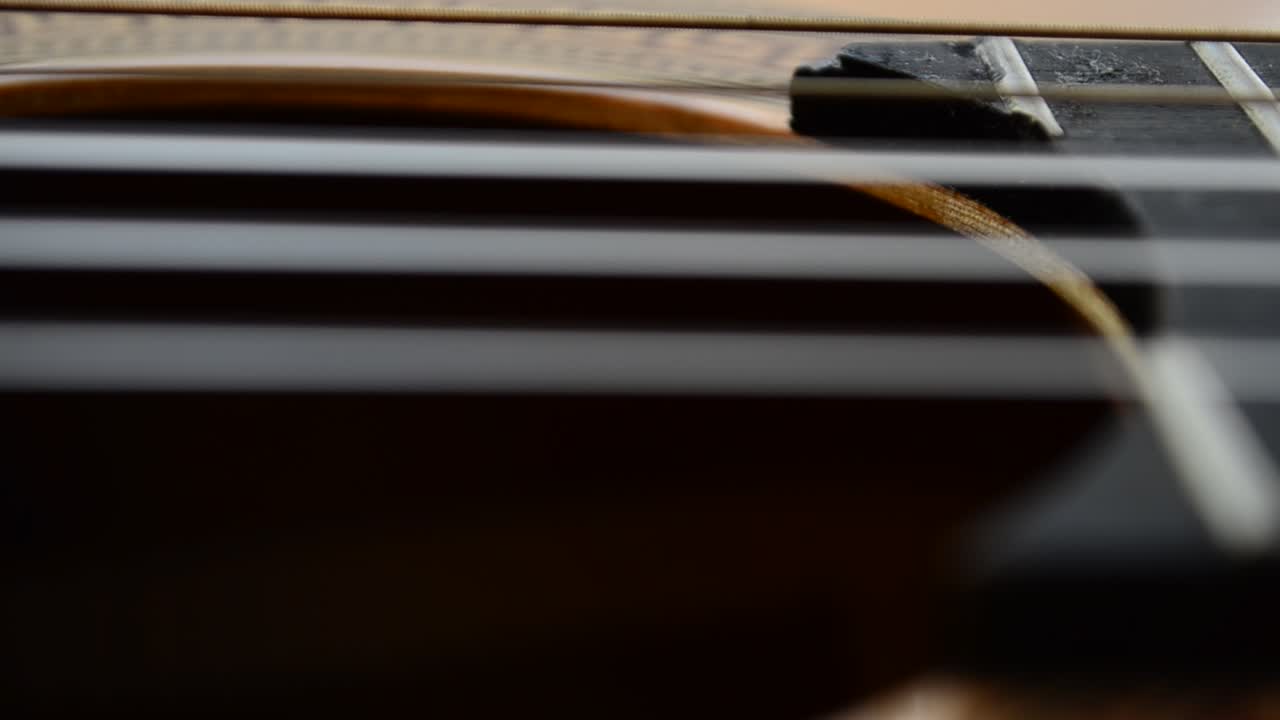 Ripresa di una chitarra. Corde di chitarra.