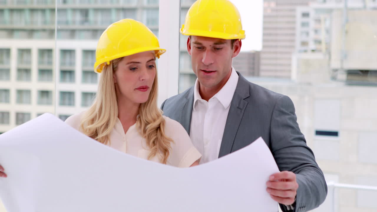 dos arquitectos analizando los planes juntos