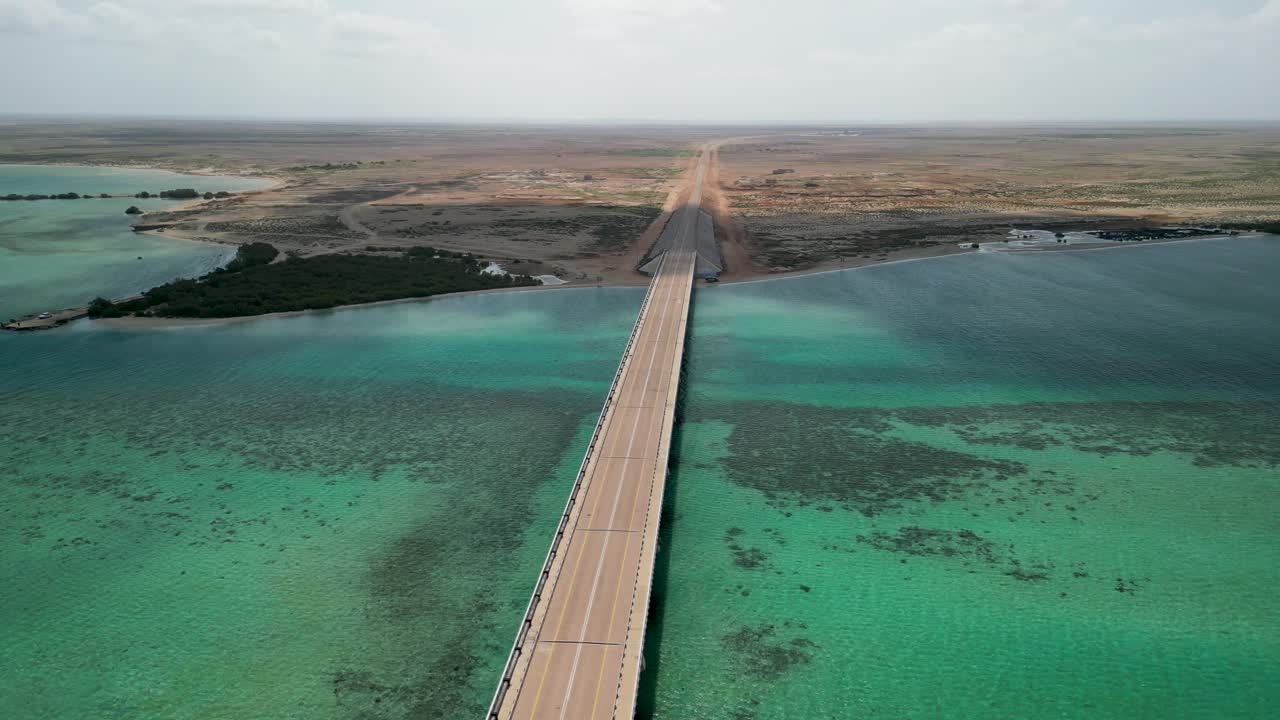이 영상은 사우디 아라비아의 파라산 섬에 있는 놀라운 마디 다리를 포착합니다. 크리스탈처럼 은 물과 진정한 아름다움으로 둘러싸여 있습니다.