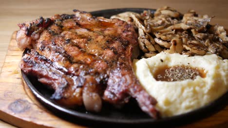 bistec a la parrilla con puré de patatas y setas