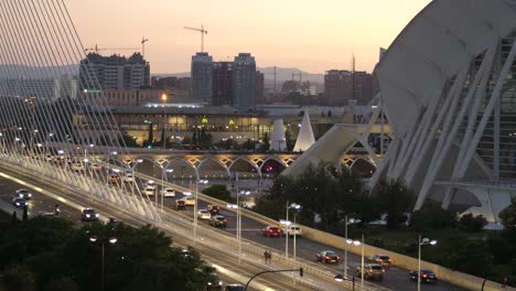 Verkehr-In-Valencia-In-Der-Abenddämmerung